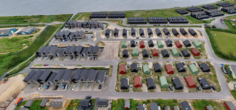 Langsand langs vand